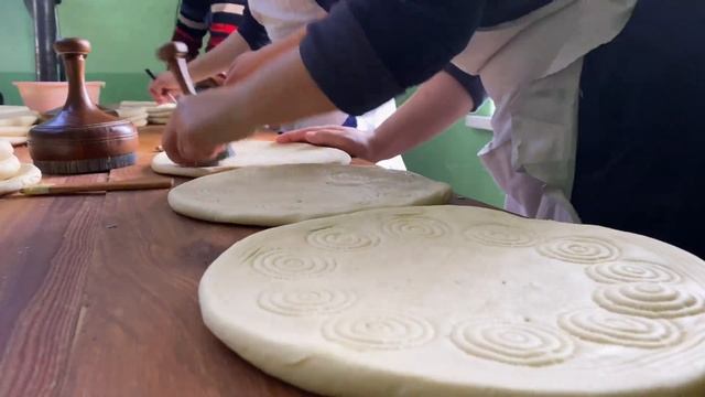 10.000 шт (лепешка) в день самый популярный лепешка Узбекистана:10.000 pcs (flatbread) per day the смотреть онлайн