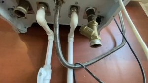 Подключение к выходам резьб настенного газового котла .Нужно делать только с помощью накидных гаек!
