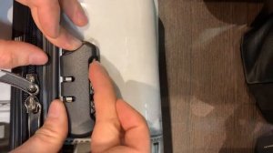 Как выставить код на замке чемодана