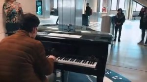 EPIC POP PIANO MEDLEY  at Amsterdam Train Station – THOMAS KRÜGER