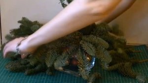 Как самому сделать новогоднюю композицию из еловых веток для праздничного стола.