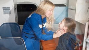 Бедный парень спас девочку из горящей машины и исчез, а через 15 лет она увидела нищего со шрамом