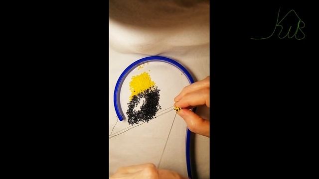 Двухцветные сережки из бисера