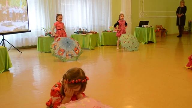 Зажигательный танец с зонтиками, старшая группа