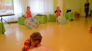Зажигательный танец с зонтиками, старшая группа
