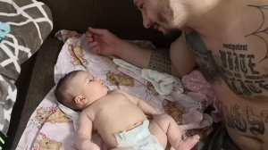 Малышка говорит агу и болтает с папой в 2 месяца