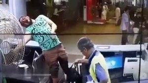 Парня ударило током никто и не понял.