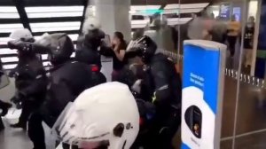 Во Франции полицейские Макрона избивают женщин!