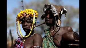 Украшения из мусора у африканских женщин