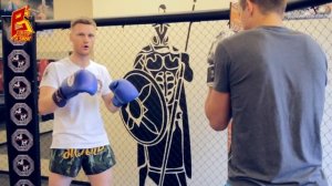 Хайкик и правый прямой через финт коленом. Highkick and cross after fake knee