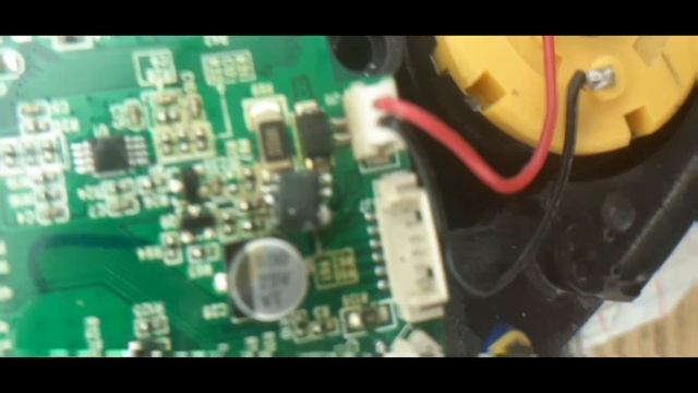 Робот-пылесос Polaris PVCR1028 при включении крутит только одну щётку ...