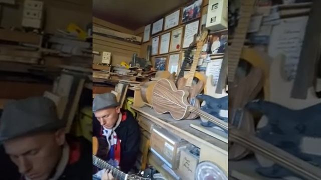 Тестируют мастеровую гитару Евгения Крашенинникова в Саратове смотреть онлайн