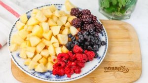 Пирог с яблоками и ягодами