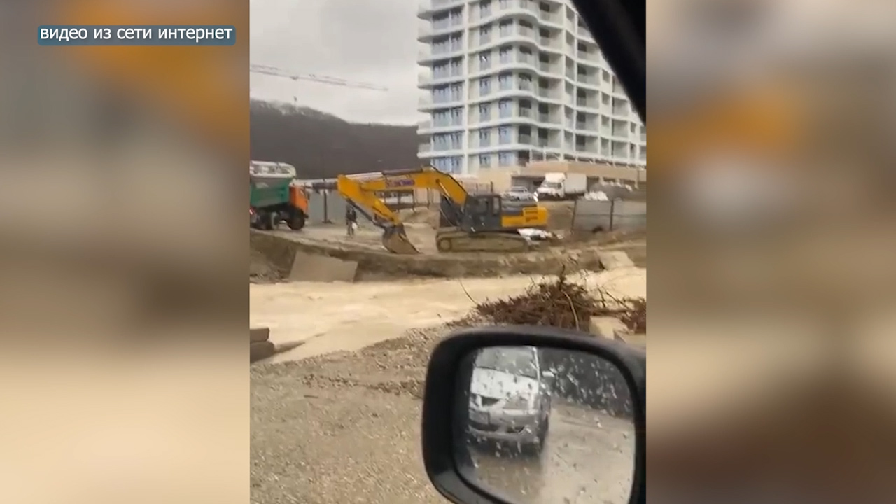 Из-за сильного дождя в Ольгинке подмыло съезд с моста, в Дедеркое на трассе сошел оползень