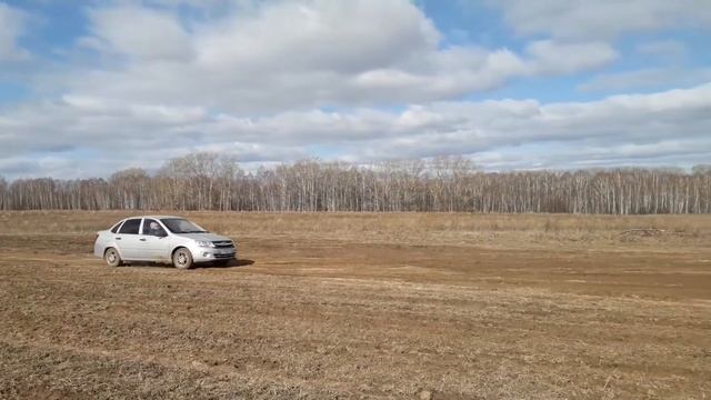Езда по деревенскому бездорожью на Ладе Гранте смотреть онлайн