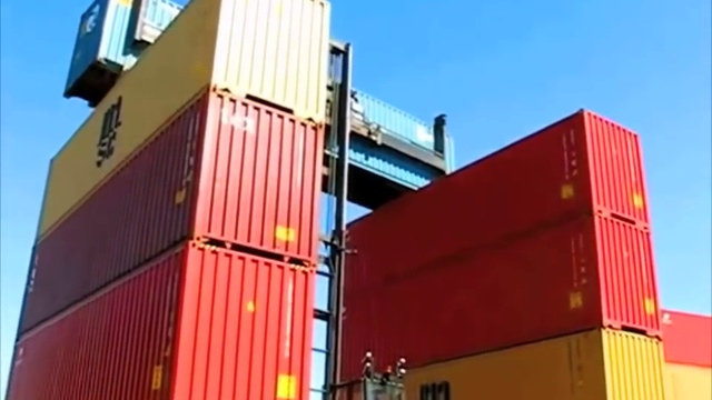 Чем закончился контейнер. Container and fork Lift. Грузовой паром. Ошибки неудачной погрузки.