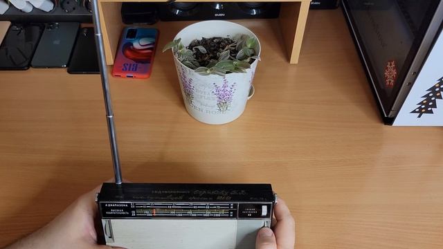 -sia- Радиоприемник из Советских времен 50 летней давности издающий странные звуки сигналы, голоса смотреть онлайн