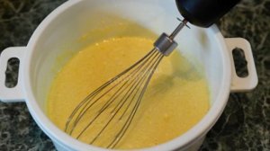 Шарлотка на молоке с яблоками