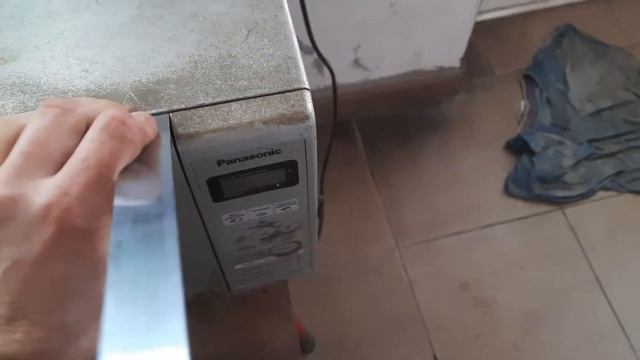 Вскрываем микроволновку линейкой! :)
