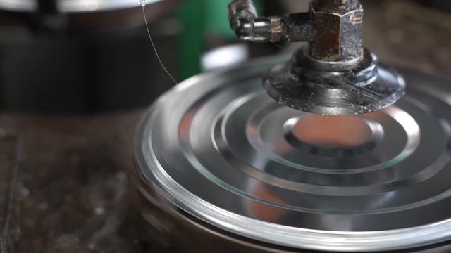 バケツを大量生産するプロセス。衝撃に強い亜鉛鉄板でバケツを作る日本の工場。