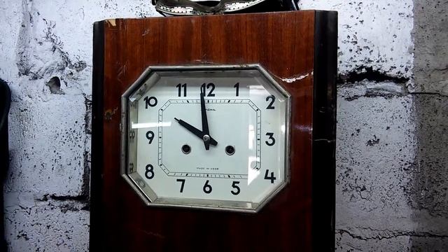 Бой старинных часов с маятником. 10 часов