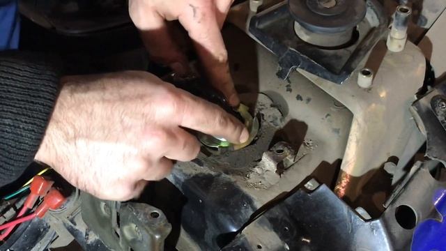 Замена топливного датчика в баке Скутера. смотреть онлайн