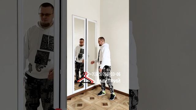 Зеркальные двери для встроенного шкафа в нише стены. Зеркала вставлены в красивые фигурные рамки. смотреть онлайн