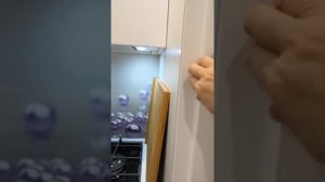 Кухня 5кв с газовой колонкой и огромным счётчиком газа.