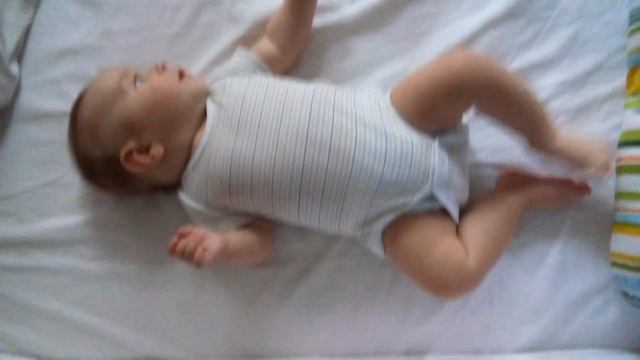 Малыш смеется над тем как мама собаку показывает. смотреть онлайн