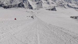 Эльбрус, высота 5200м, спуск на лыжах.