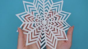 Как вырезать снежинки из бумаги!