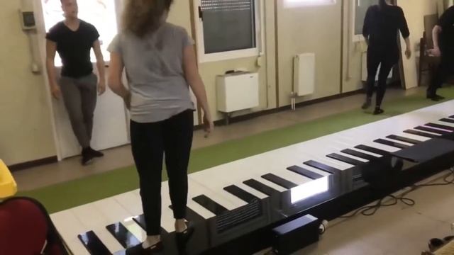 СМОТРИТЕ ЧТО ТВОРЯТ ЭТИ ТАНЦОРЫ НОГАМИ НА ПИАНИНО