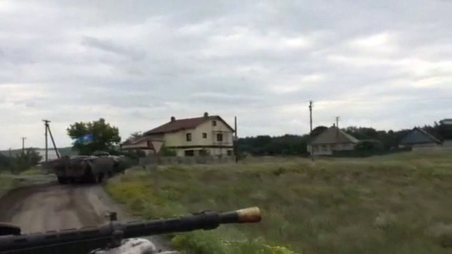 Колонна украинской армии на дороге Славянск - Красный Лиман
