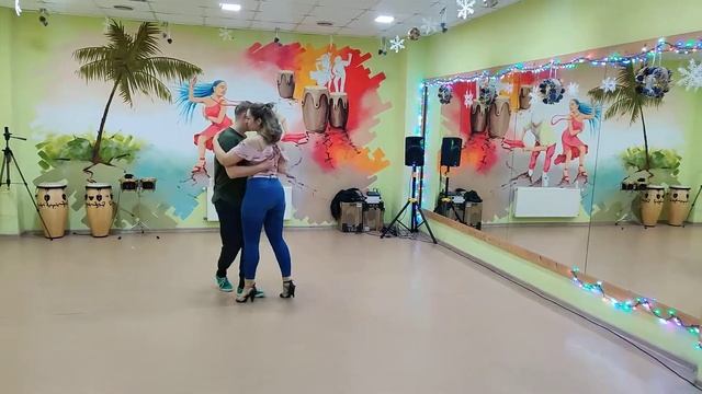 Евгений и Елена Новиковы - кроссы в урбанкиз под счёт. Кизомба Николаев смотреть онлайн