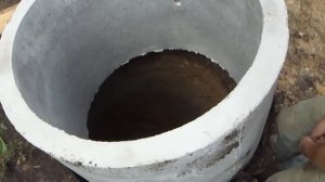 Вот так запускают бетонные кольца в колодец.