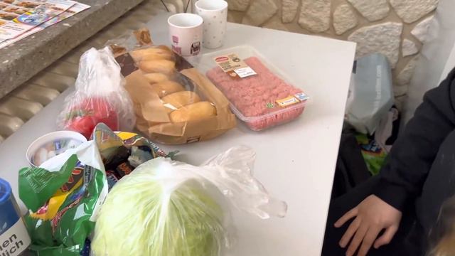 Распаковка продуктов в Германии , беженцы из Украины