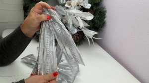 Оригинальный Новогодний бант . Можно украсить верхушку, а можно и всю елочку . Будет очень необычно