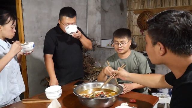 深夜超哥整个四斤鱼当宵夜，做一盆麻辣水煮鱼，邀请朋友一起享受美食！【渝小丫】 смотреть онлайн