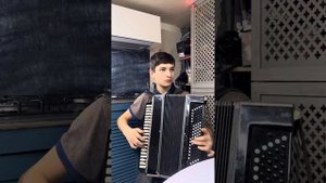 Играет на аккордеоне чеченские песни!! Мой брат 😍