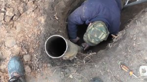 Подводим трубы, от скважины под дом.
