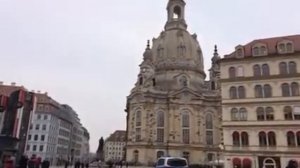 Busse vor der Dresdner Frauenkirche