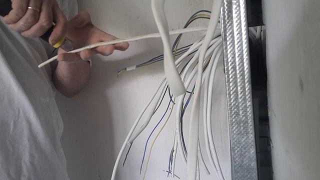 Как зачистить кабель без спец инструмента смотреть онлайн