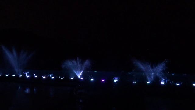 Фонтаны у маяка в Коваламе. Индия, штат Керала смотреть онлайн