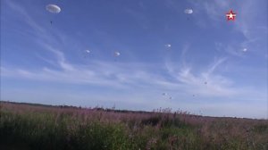 Псковские десантники совершили прыжки в канун Дня ВДВ.