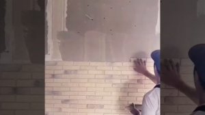 Укладка декоративного, гипсового кирпича.