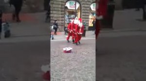 Танец трёх дедов морозов !!