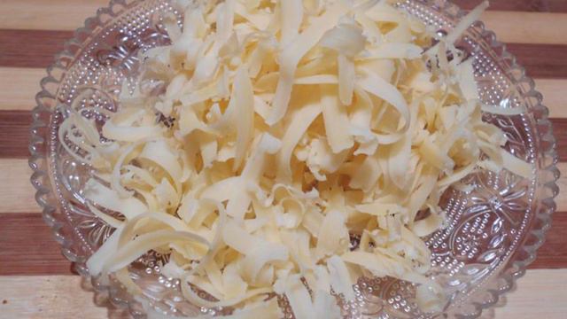 Пицца с моцареллой и салями