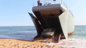 Погрузка боевой техники и личного состава ВДВ на самолеты Ил-76 и БДК «Цезарь Куников» и «Азов»