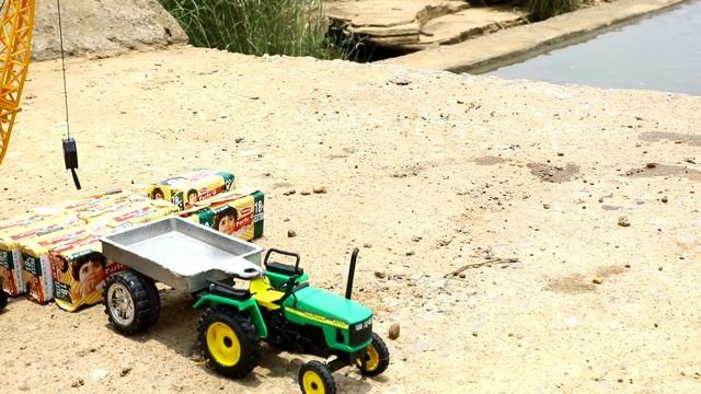 Игрушки на дамбе возят пачки печенья смотреть онлайн