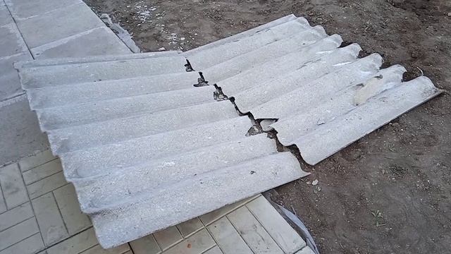 Старый шифер. Как разделить лист шифера подручными средствами женскими руками. Обшивка свай шифером смотреть онлайн